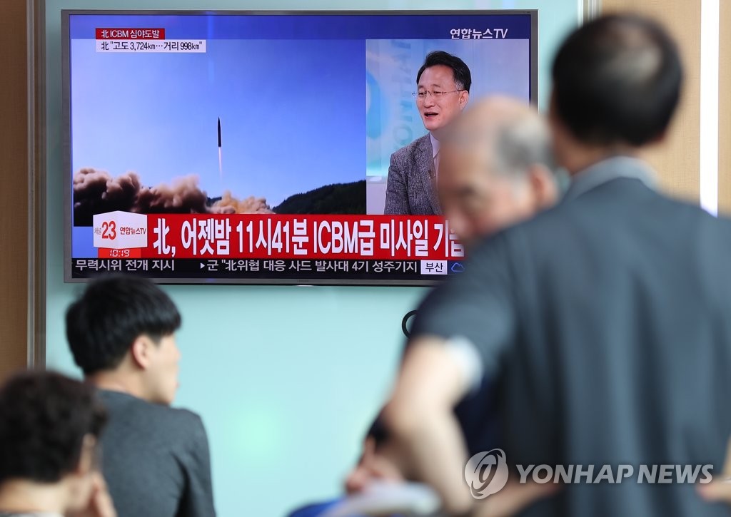 북한, 미사일 기습발사…'진전된 ICBM급'