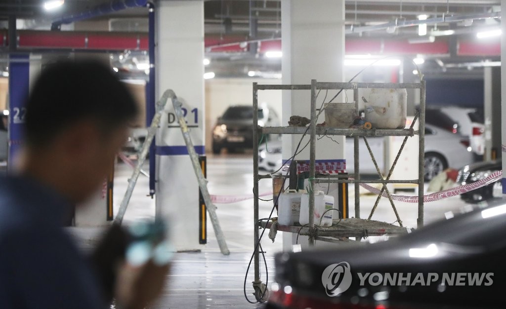 보수공사 자재 놓여 있는 아파트 주차장