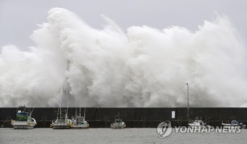 태풍' 노루 상륙에 日 피해 속출…'열도 종단' 우려