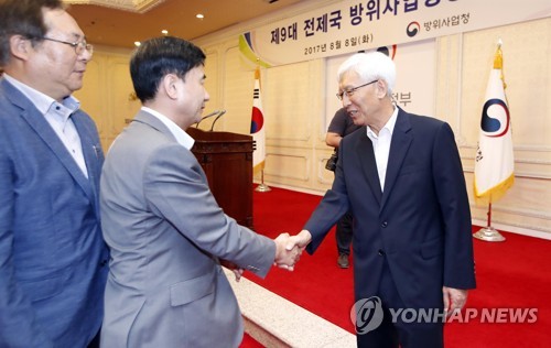 직원들과 인사하는 전제국 방사청장