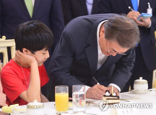 문 대통령, 가습기 살균제 피해자 어린이에게 선물