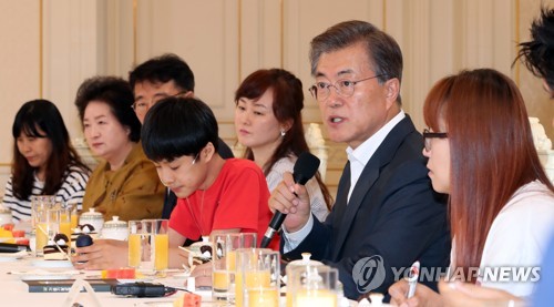 문 대통령, 가습기 살균제 피해자 면담