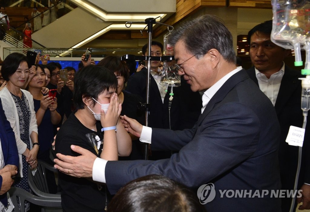 문 대통령, '울지 마세요'