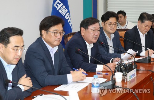건강보험 보장성 강화 정책 언급하는 김태년