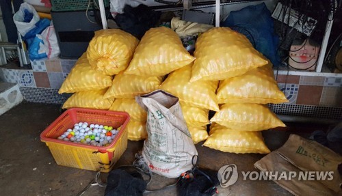 경찰이 압수한 골프공 12만개