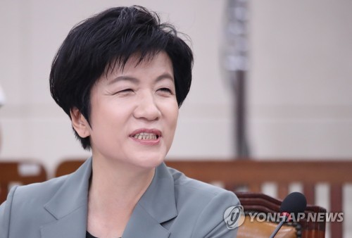 웃음 잃지 않는 김영주 후보자