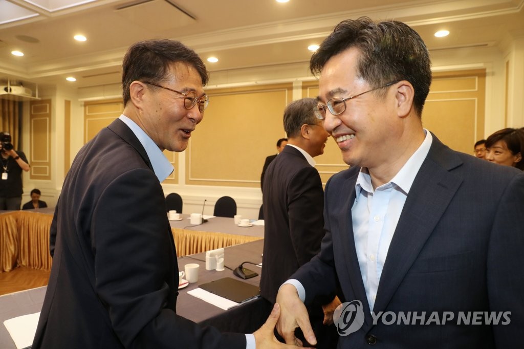 인사하는 경제부총리와 청와대 정책실장