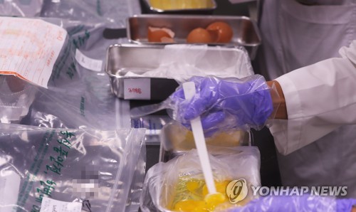 계란 검사하는 관계자들