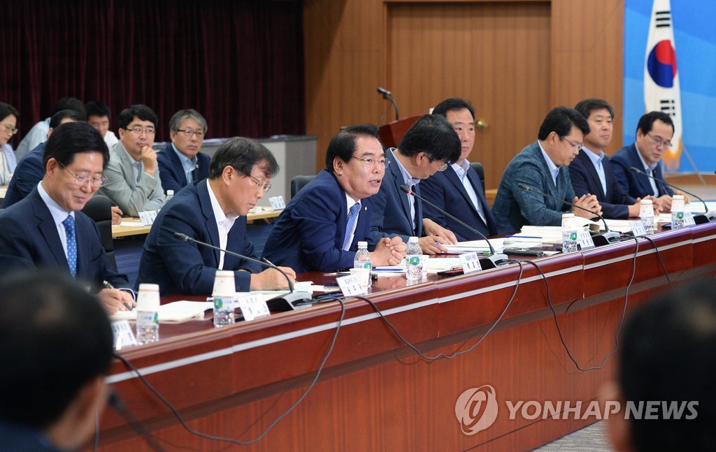 인사말하는 백재현 예결위원장