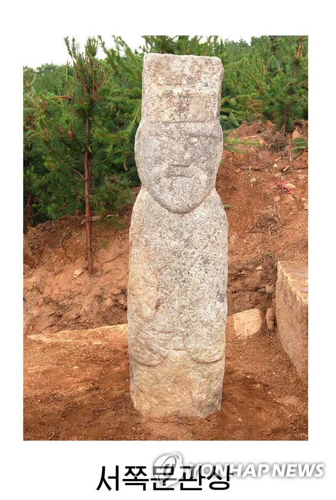 고려 15대왕 숙종 무덤의 서쪽 문관상