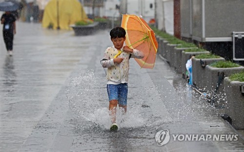 비 오는 날 물장난 치는 어린이