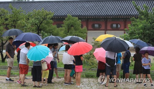 비내리는 경복궁