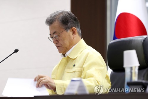 을지 NSC, 자료 살피는 문 대통령