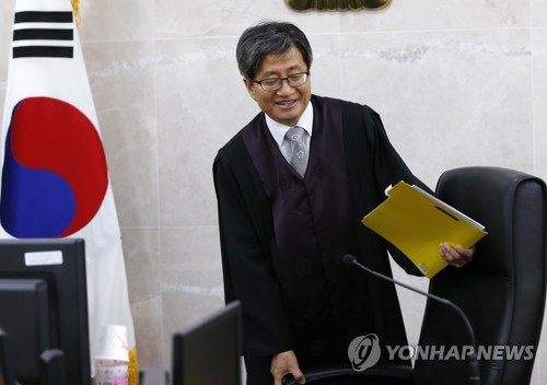 착석하는 김명수 신임 대법원장 후보자