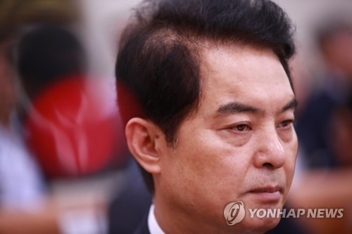 굳은 표정의 식약처장