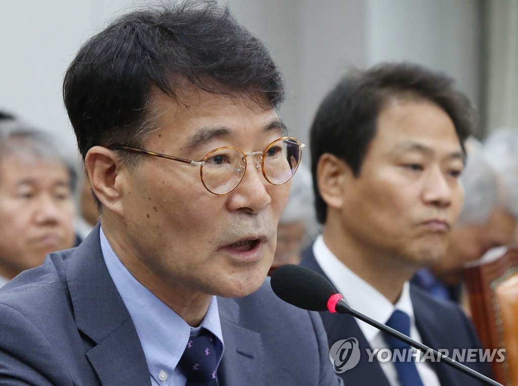 답변하는 장하성 정책실장