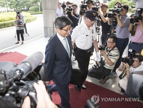 청사 들어서는 김명수 후보자