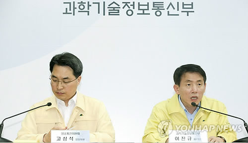 브리핑하는 이진규 차관-고삼석 위원