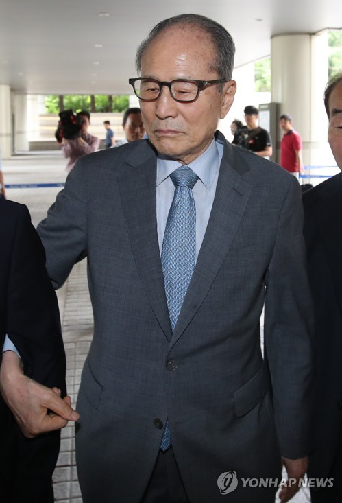 부축 받으며 법정 가는 이상득 전 의원