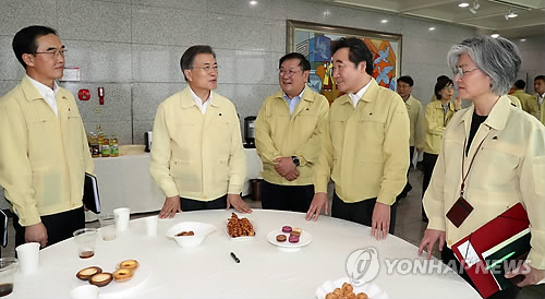 문 대통령, 국무총리·외교·통일부 장관과 차담