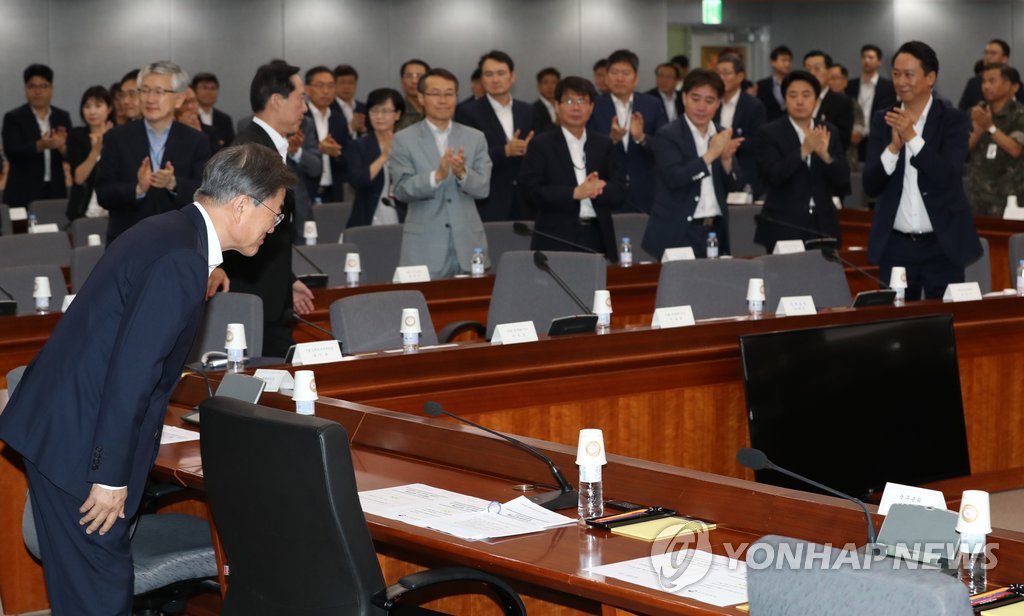 토의장 입장하며 인사하는 문 대통령