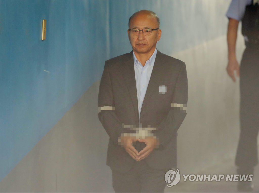 법정 향하는 문형표 전 장관
