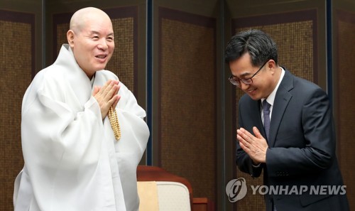 합장 인사하는 김동연 경제부총리