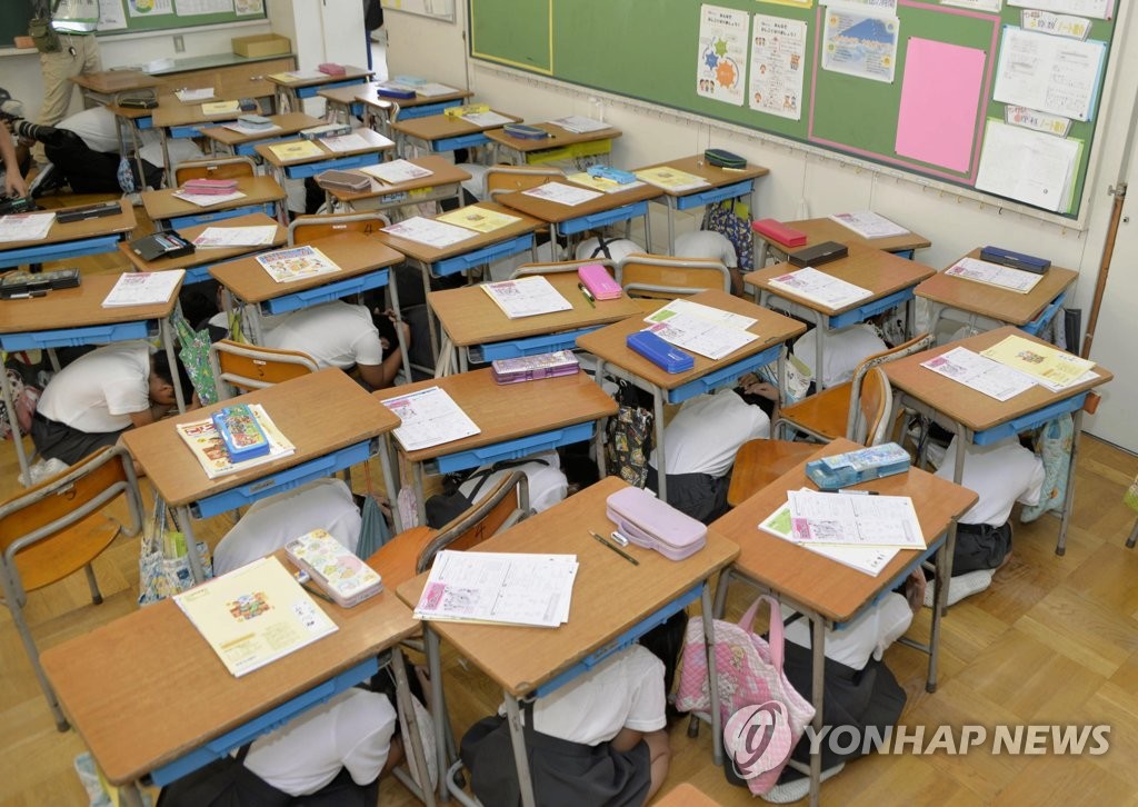 日 지자체 미사일 대피훈련…책상밑에 숨은 초등생들