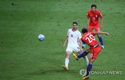 슈팅하는 이동국