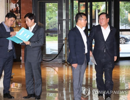 정책위의장 조찬 회동 참석하는 김태년