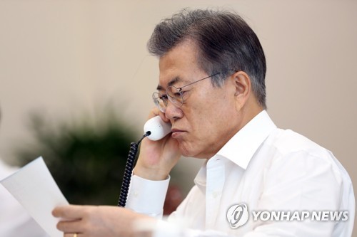 문재인 대통령, 아베 일본 총리와 '북한 대응 방안 논의'