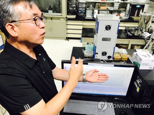 '생리대 시험' 결과 보여주는 김만구 교수