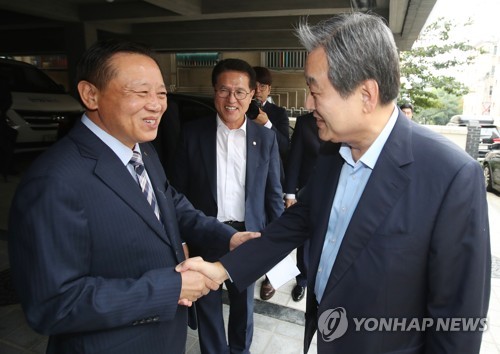 차성수 금천구청장과 악수하는 김무성 의원