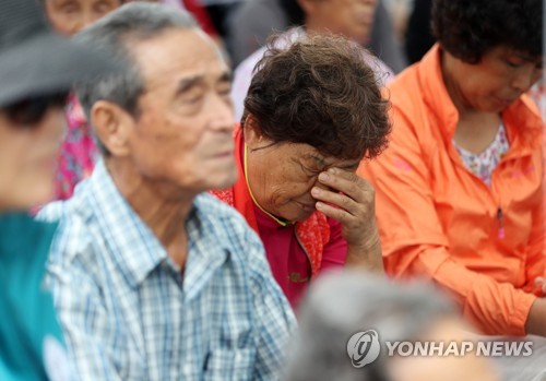 생각에 잠긴 집회 참가자