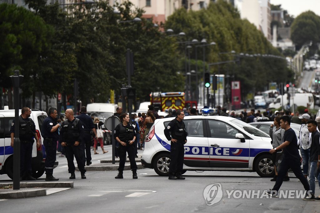지난 6일 폭탄테러 모의범들이 적발된 파리 근교도시 빌쥐프의 현장