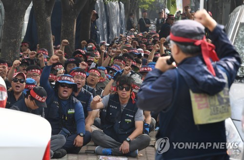구호 외치는 타워크레인 노동자들