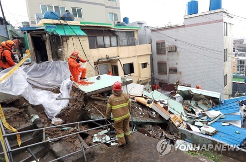 가을 폭우 주택 3채 폭삭