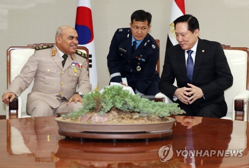 환담하는 송영무 국방장관과 이집트 국방장관