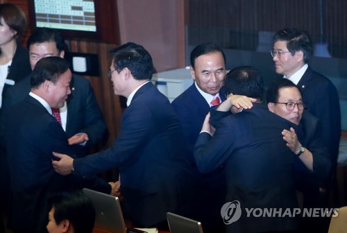 김이수 부결, 얼싸 안는 한국당