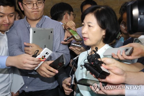 답변하는 추미애 대표