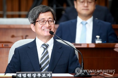 미소짓는 김명수 대법원장 후보자