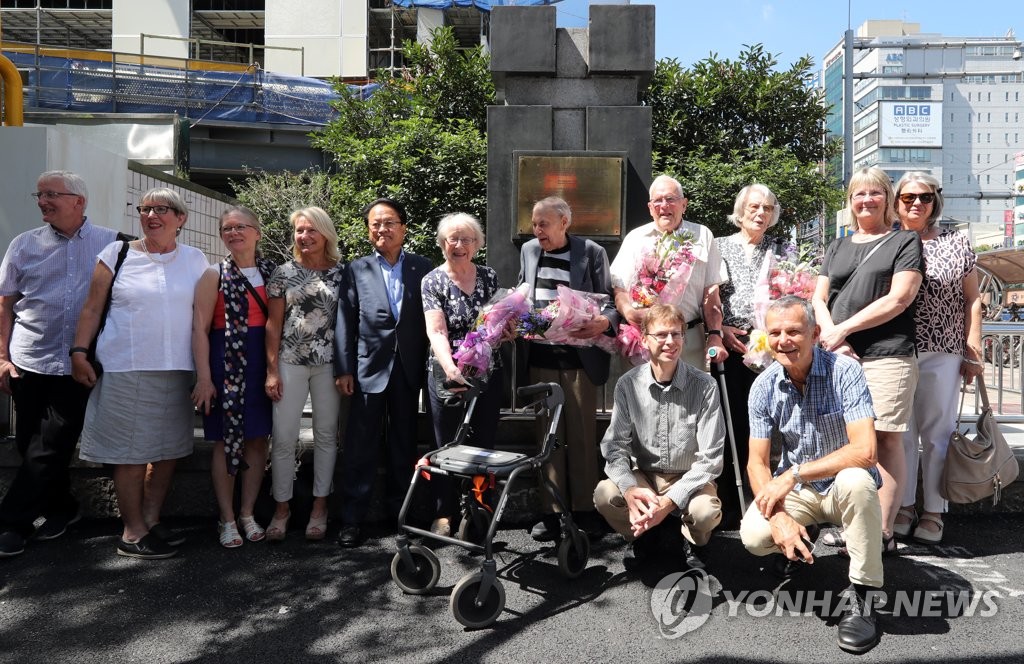 참전기념비 앞에 선 스웨덴병원 의료진과 가족들