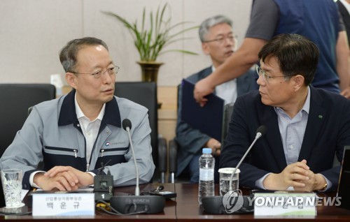 대화하는 백운규 장관
