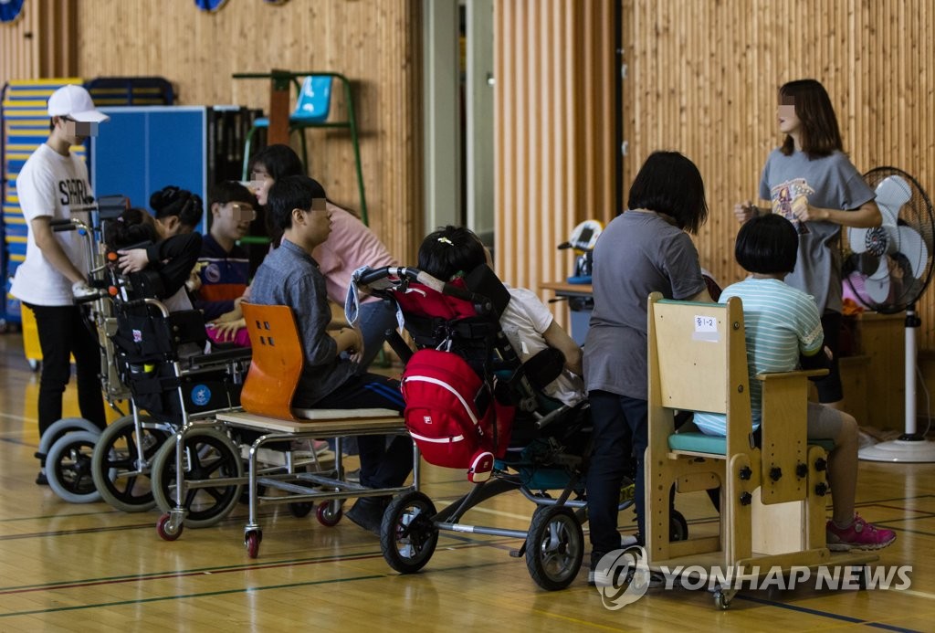 수업 받는 장애 특수학교 '우진학교' 학생들