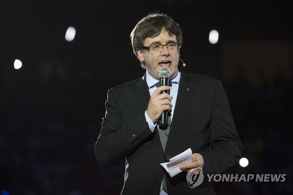 대중연설하는 카탈루냐 자치정부의 카를레스 푸지데몬 수반