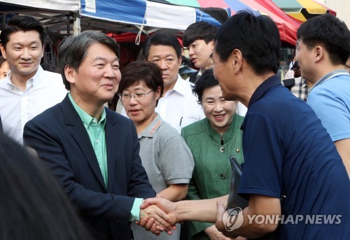 시민들과 악수하는 안철수 대표