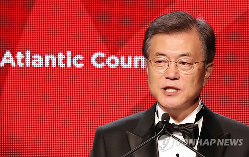 턱시도 입은 문 대통령, 세계시민상 수상 연설