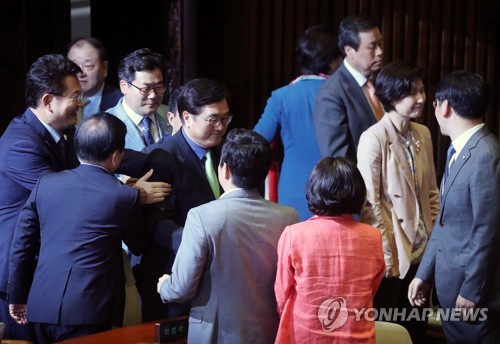 축하 인사받는 우원식 원내대표