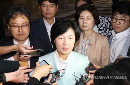 답변하는 추미애 대표