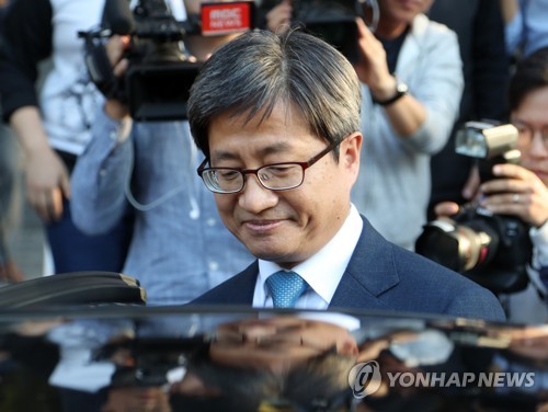 차량 탑승하는 김명수 후보자